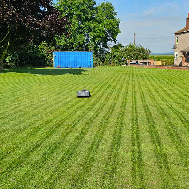 NOVABOT Robot tondeuse N2000 - 5000m² - GPS - sans câble - noir - En Stock