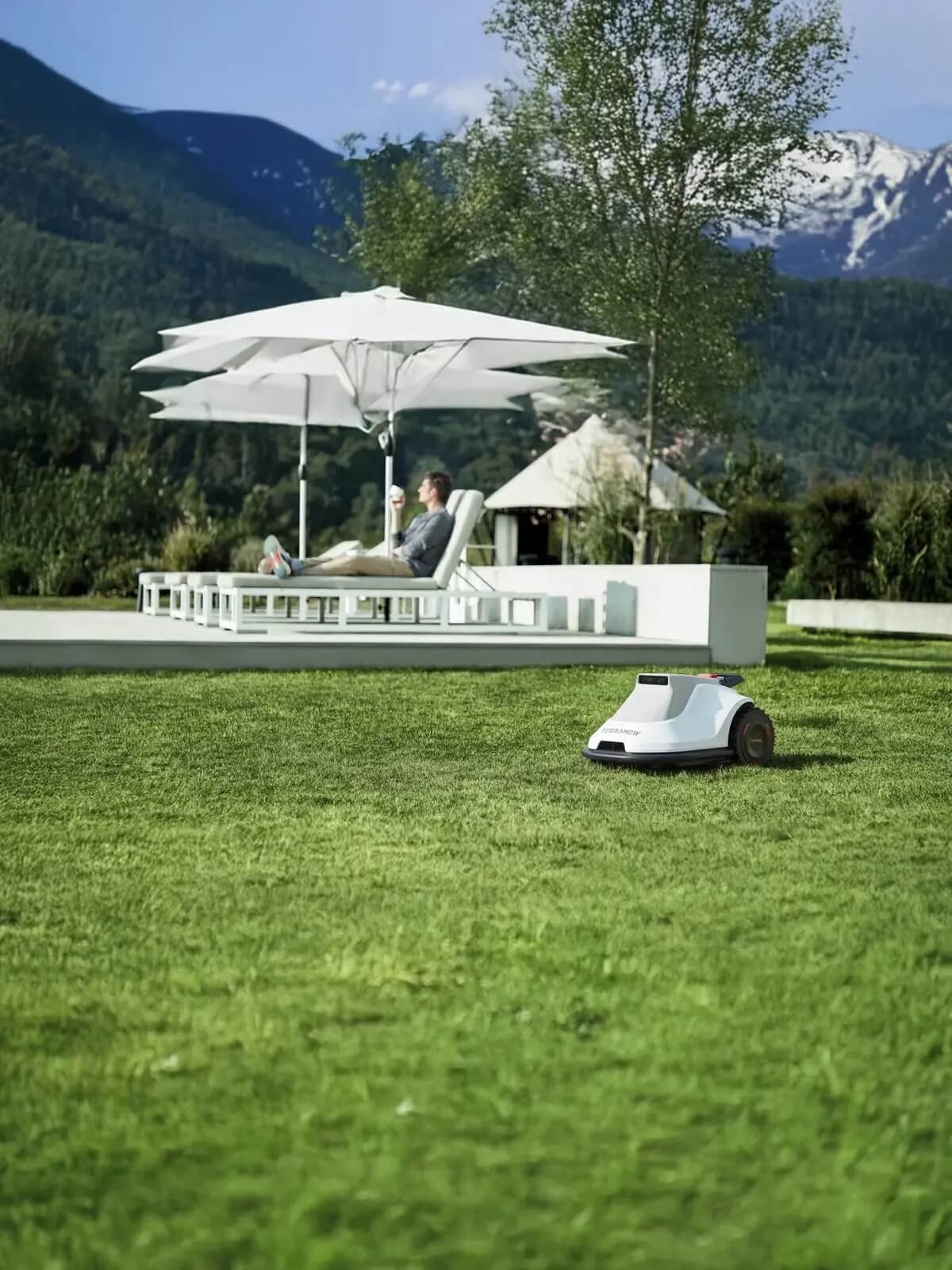 Tondeuse Terramow dans un jardin