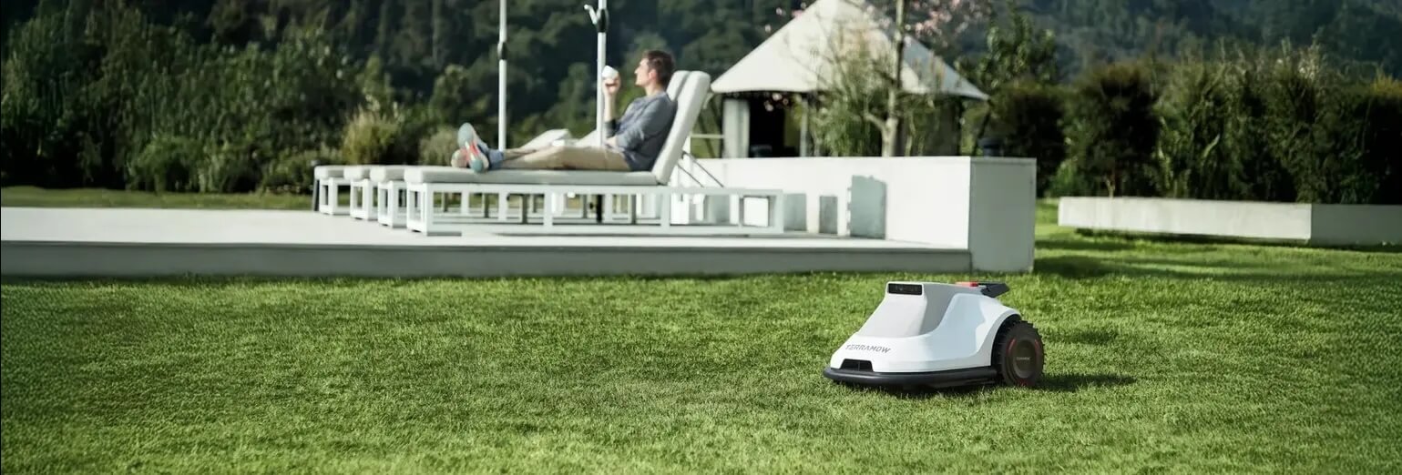 Tondeuse Terramow dans un jardin